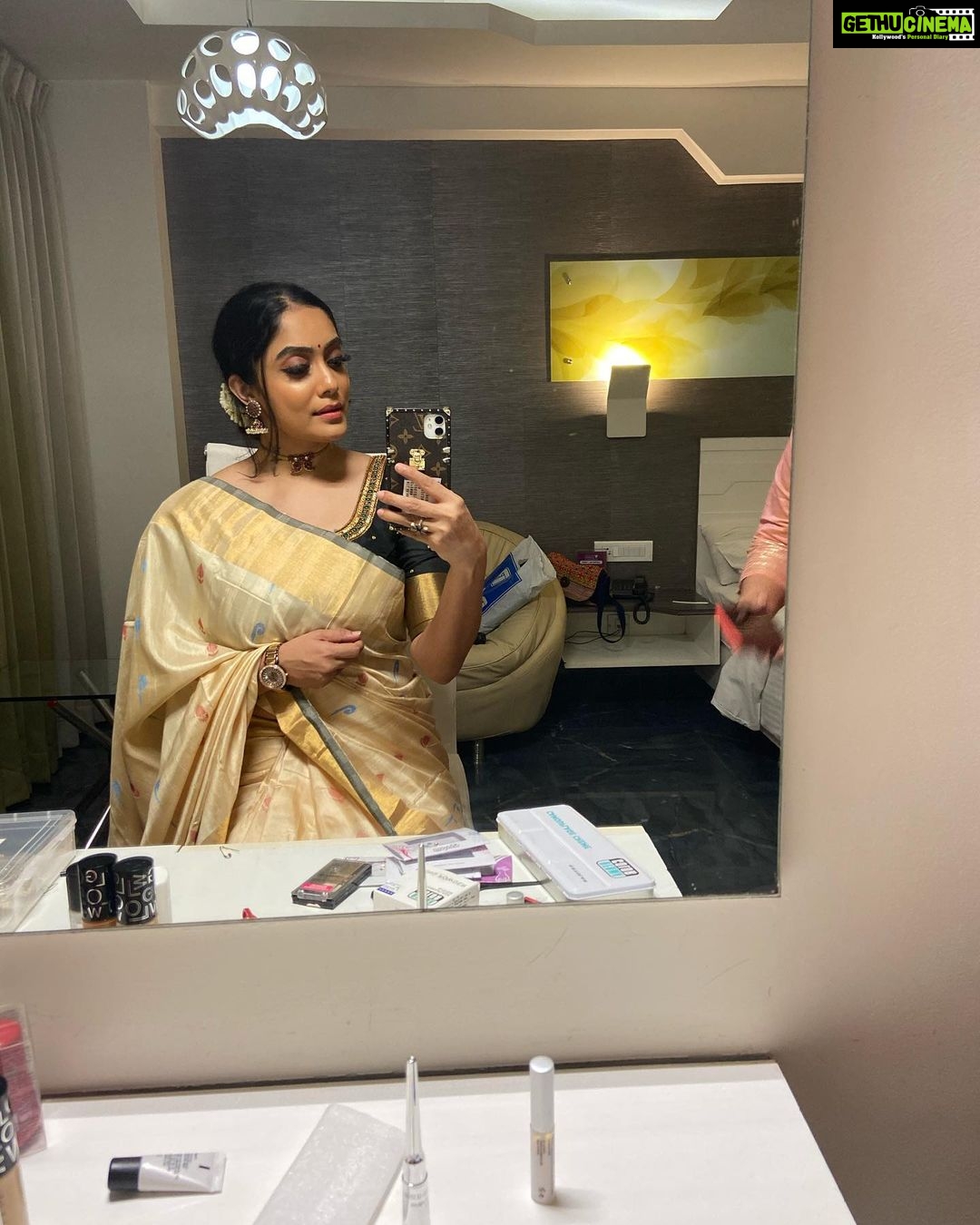 Abhirami Venkatachalam Instagram - Mirror selfie always gives you what you want π€πΈ loved the complete look ... thanks my darlings @sakthi.makeover & @deetyaboutique ... and @indian_media_works always love to be a part of whatever you ppl do... thanks for the doctorate too... means the world to me π€π€π€ #saree #traditional #smile #hugs #positive #vibes #happy #vibes #mirror #selfie #abhiramivenkatachalam #ammu #yourstruly #kannamma #insta #instagram #instagood #instalikes #instalife #chennai #coimbatore #tamilcinema