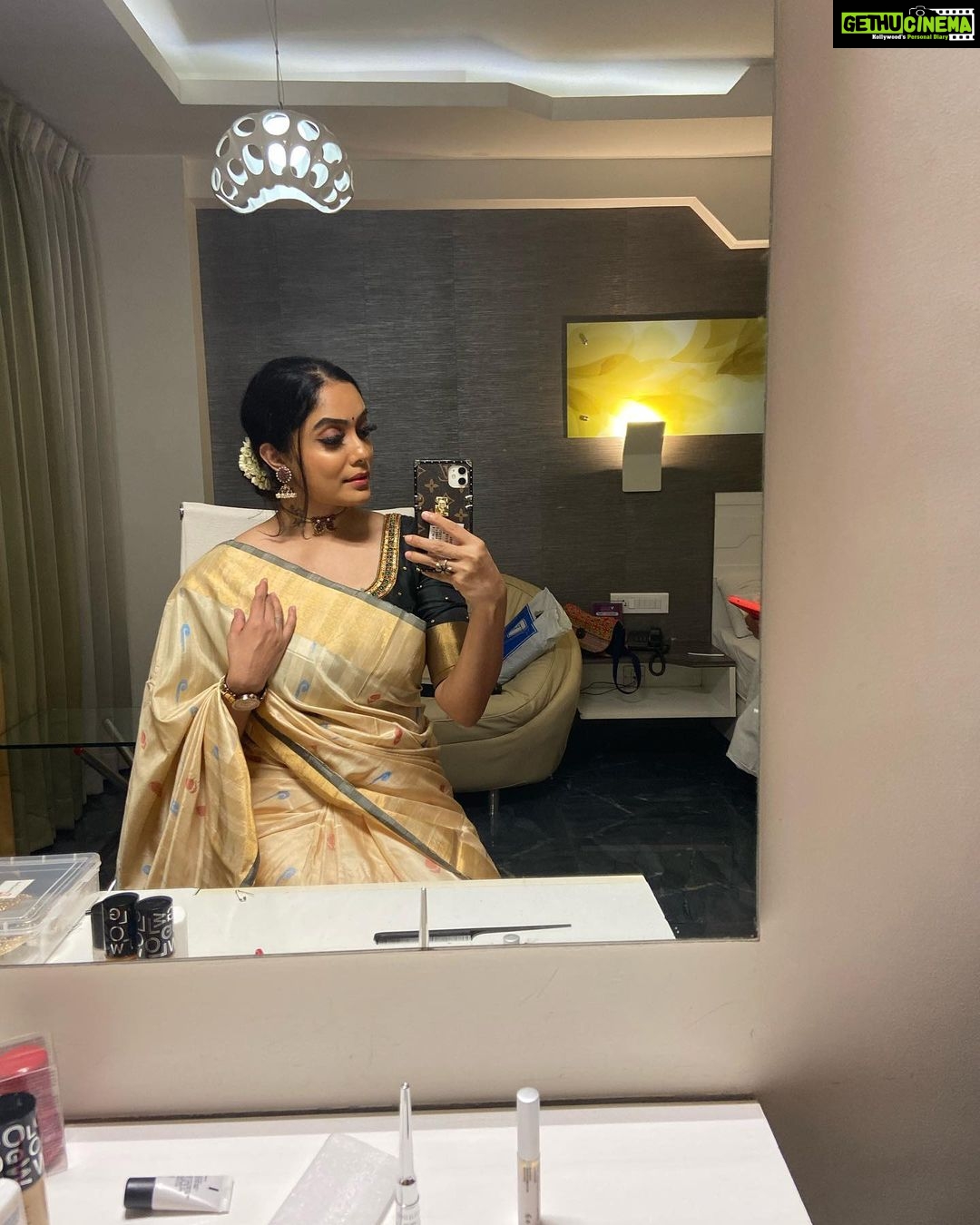 Abhirami Venkatachalam Instagram - Mirror selfie always gives you what you want π€πΈ loved the complete look ... thanks my darlings @sakthi.makeover & @deetyaboutique ... and @indian_media_works always love to be a part of whatever you ppl do... thanks for the doctorate too... means the world to me π€π€π€ #saree #traditional #smile #hugs #positive #vibes #happy #vibes #mirror #selfie #abhiramivenkatachalam #ammu #yourstruly #kannamma #insta #instagram #instagood #instalikes #instalife #chennai #coimbatore #tamilcinema