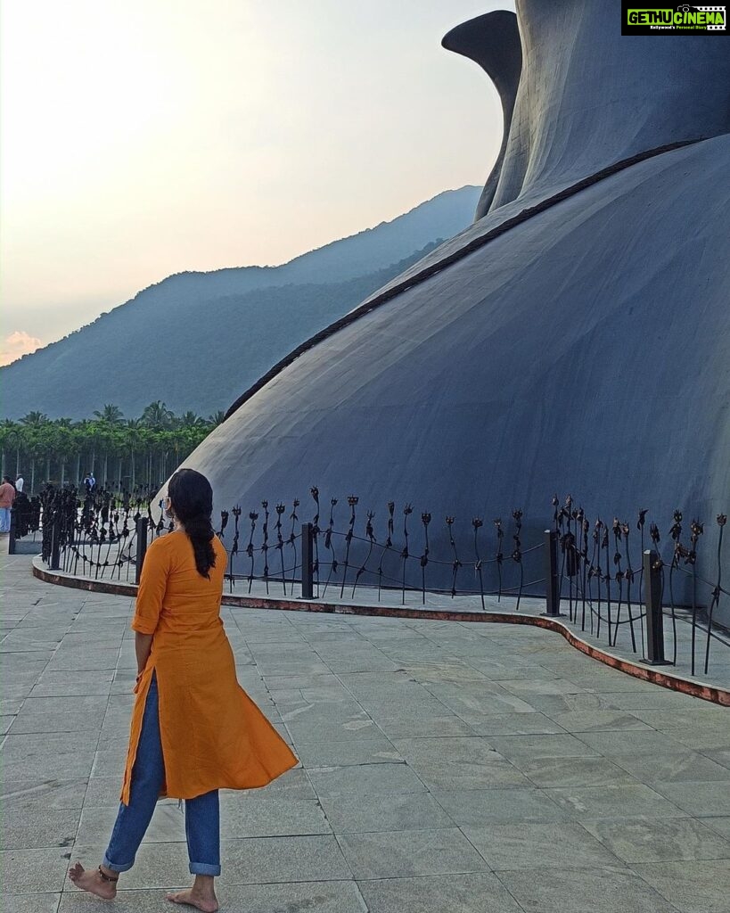 Abhirami Venkatachalam Instagram - My peaceful space in this universe 🧡 with my man #coimbatore #peace #spirituality #touch #heart #bestday #emotional #bond #my #man #life #answers #forever #yours #yourstruly #ammu #abhiramivenkatachalam #isha #ishayoga #ishayogacenter