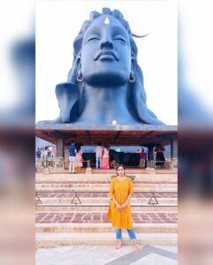 Abhirami Venkatachalam Instagram - My peaceful space in this universe 🧡 with my man #coimbatore #peace #spirituality #touch #heart #bestday #emotional #bond #my #man #life #answers #forever #yours #yourstruly #ammu #abhiramivenkatachalam #isha #ishayoga #ishayogacenter