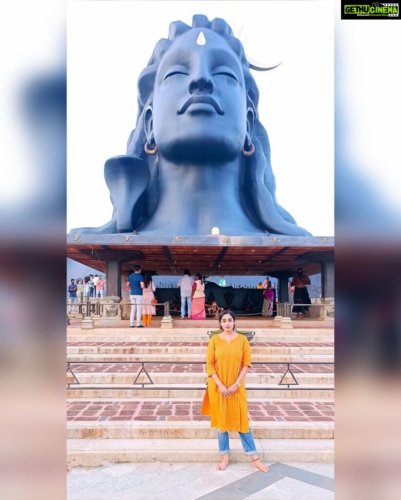 Abhirami Venkatachalam Instagram - My peaceful space in this universe 🧡 with my man #coimbatore #peace #spirituality #touch #heart #bestday #emotional #bond #my #man #life #answers #forever #yours #yourstruly #ammu #abhiramivenkatachalam #isha #ishayoga #ishayogacenter