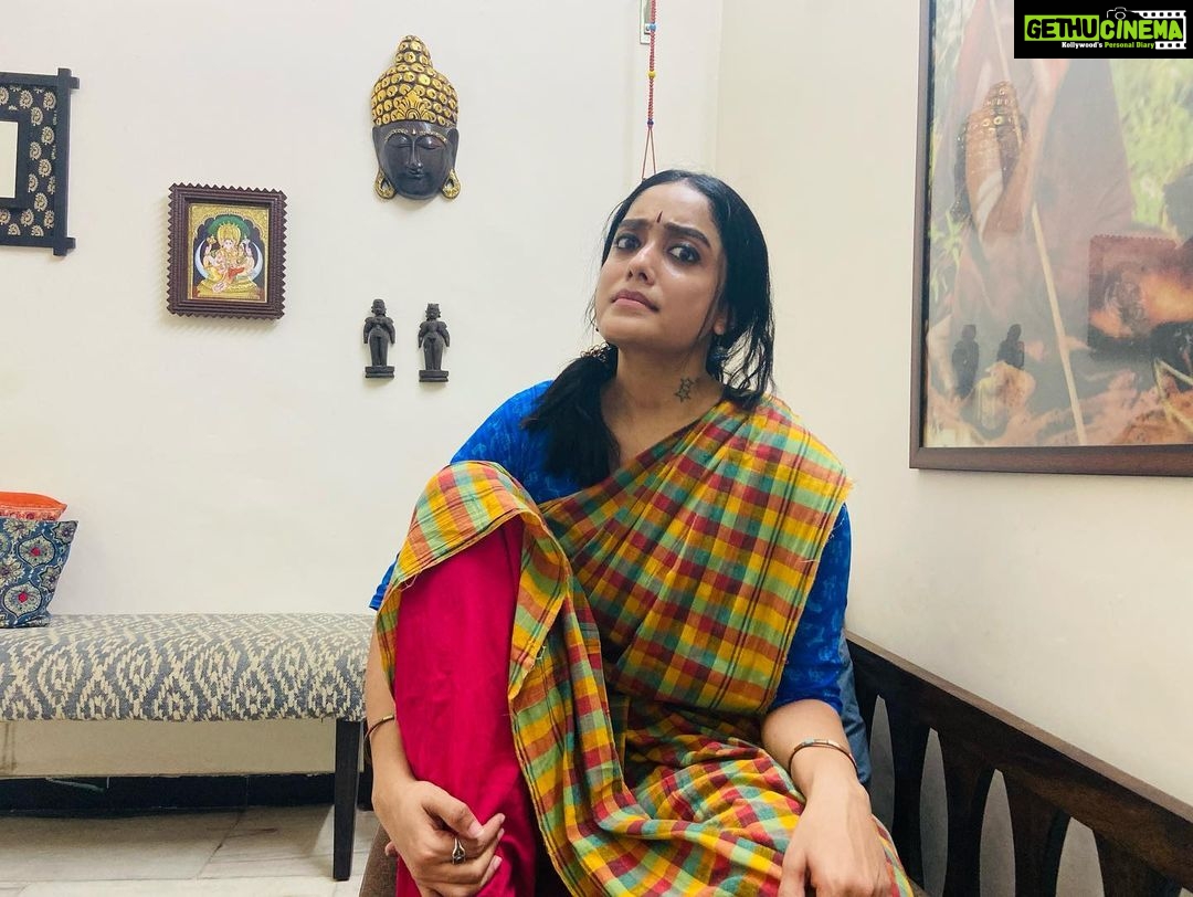 Abhirami Venkatachalam Instagram - Fun putting thalam like a pro but when it goes flop , sirichu mazhupifying 🤣 then comes the posing ... as usual PC- amma 😘 #dancer #life #fun #enjoy #every #moment #live #fullest #keepsmiling #positive #selflove #hugs #saree #traditional #abhiramivenkatachalam #ammu #yourstruly #chennai #instagram #insta #tamilcinema
