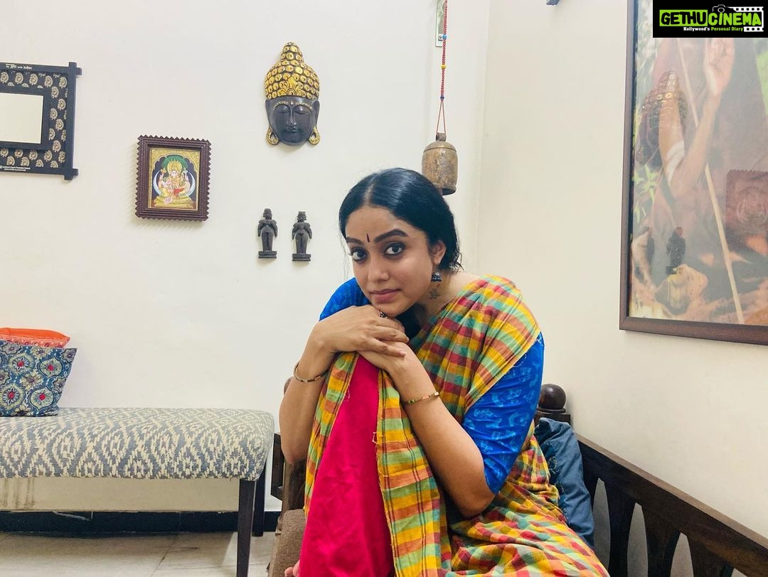 Abhirami Venkatachalam Instagram - Fun putting thalam like a pro but when it goes flop , sirichu mazhupifying 🤣 then comes the posing ... as usual PC- amma 😘 #dancer #life #fun #enjoy #every #moment #live #fullest #keepsmiling #positive #selflove #hugs #saree #traditional #abhiramivenkatachalam #ammu #yourstruly #chennai #instagram #insta #tamilcinema