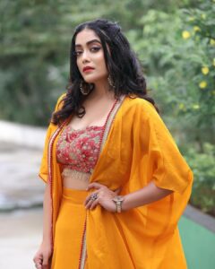 Abhirami Venkatachalam Instagram - Mehendi look for my besties mehendi function 💛  Photography- @haran_official_  Hair&makeup- @pavihairandmakeup ♥️ Assisting- @makeover_by_maggie ♥️
Outfit- @thorkal_couture_official ♥️ Thank you haran for editing it in less than 24hrs , quick shoot but quality one 😉 thank you my Esther pattu for the beautiful outfit stitched in less than two days and last but not least my babies @pavihairandmakeup & @makeover_by_maggie always there for me and perfectionist duo ..... #mehendi #look #traditional #yellow #love #outfits #crazy #me #kisses #hugs #diwali #feel #chennai #tamilcinema #abhiramivenkatachalam #ammu