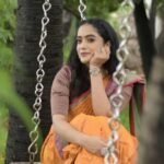 Abhirami Venkatachalam Instagram - “There will be people who say to you, ‘You are out of your lane.’ They are burdened by only having the capacity to see what has always been instead of what can be. But don’t you let that burden you." Videography- @vino_francis_roy Assisted- @nish_ant__ Hair&makeup- @pavihairandmakeup Location- @marutham.village.resort #diwali #wishes #traditional #saree #superstar #tamil #tamilcinema #abhiramivenkatachalam #chennai #shivajitheboss #arrahman