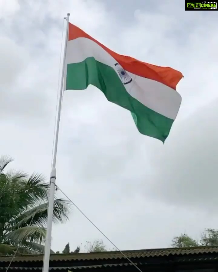 Abhirami Venkatachalam Instagram - Loved this post from @vickykaushal09 profile.... I think today is the best day to reshare it 🇮🇳 always proud to be an Indian .... #republicday #india #indian #proud #jaihind undan desathin kural...tholaidoorathil ado seviyil vizhadaa... #arrahman #music