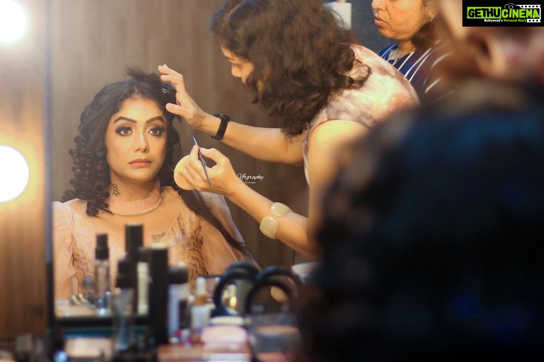 Abhirami Venkatachalam Instagram - Behind the scenes 😘. I love love love the team ♥️ thanks to my darlingsssssssss who made the day best ..... you people mean a world to me mmmmwah 💋💋💋💋 Outfit- @nirali_design_house Makeup- @pavihairandmakeup Hair- @margaret.kumar.3 Photography- @vino_francis_roy #bts #fun #love #life #crazy #me #friends #for #ever #best #look #love #self #positive #day #vibe #shoot #vijaytelevision #show #murattusingles #abhirami #abhiramivenkatachalam