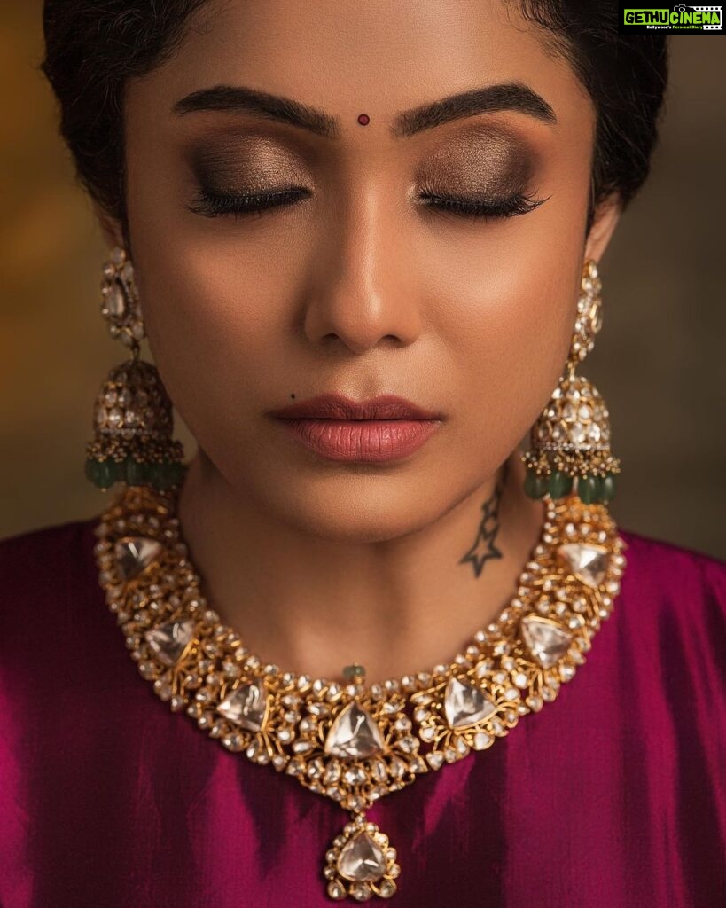 Abhirami Venkatachalam Instagram - Jewellery: @rajatamaya Photography : @parvathamsuhasphotography Makeup : @salomirdiamond Blouse : @sruthikannath22 Studio : @uvi_photostudio