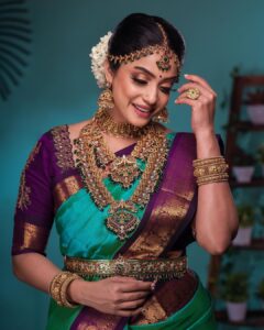 Abhirami Venkatachalam Instagram - The wedding vibe ( only for shoot 😉) 

PC: @picartisan 
Makeup artist: @deepika.nathan 
Hairstylist: @hairtales.by.punithavathy 
Saree: @pramoda_sarees 
Jewels: @aaranyarentaljewellery