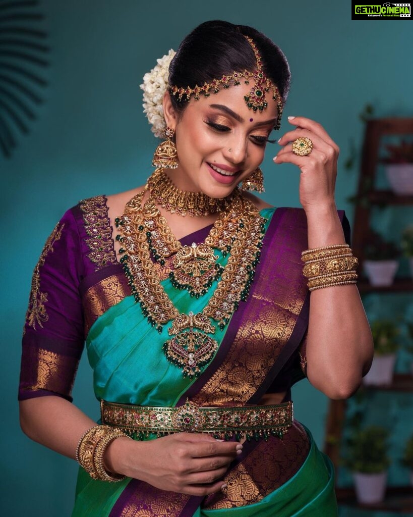 Abhirami Venkatachalam Instagram - The wedding vibe ( only for shoot 😉) PC: @picartisan Makeup artist: @deepika.nathan Hairstylist: @hairtales.by.punithavathy Saree: @pramoda_sarees Jewels: @aaranyarentaljewellery