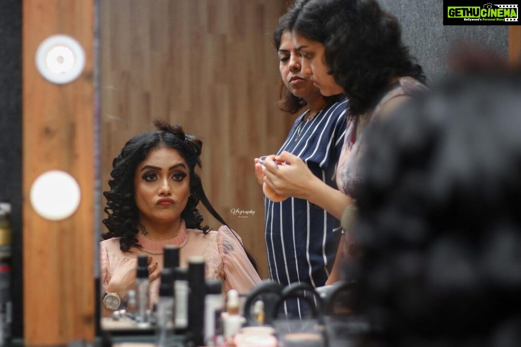 Abhirami Venkatachalam Instagram - Behind the scenes 😘. I love love love the team ♥️ thanks to my darlingsssssssss who made the day best ..... you people mean a world to me mmmmwah 💋💋💋💋 Outfit- @nirali_design_house Makeup- @pavihairandmakeup Hair- @margaret.kumar.3 Photography- @vino_francis_roy #bts #fun #love #life #crazy #me #friends #for #ever #best #look #love #self #positive #day #vibe #shoot #vijaytelevision #show #murattusingles #abhirami #abhiramivenkatachalam