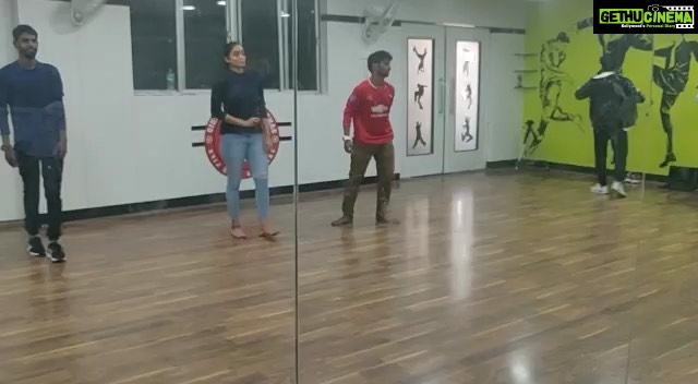 Abhirami Venkatachalam Instagram - When our friend turns to be our dance master @iamsandy_off Macha π€ thanks for giving such an amazing memory... such a crispy choreography I loved every moment of the practice session and performance ππΌ #throwback #kamal60 #ulaganayagan #dance #bb3 #sandy #practice #session yes everyone has a breaking point ππ» @dorathy_sylviasandy @cynthia_vinolin β₯οΈ