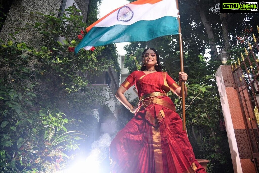 Abhirami Venkatachalam Instagram - May we all have the freedom to choose , freedom to dream and freedom to LIVE.🇮🇳 happy Independence Day ♥️ Photography- @theindianphotography Hair and Makeup- @sridevirameshartist