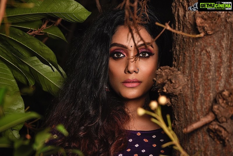 Abhirami Venkatachalam Instagram - Become one with the nature , nature has its own way to take you till the divine 💜 Photography- @theindianphotography Hair&makeup- @sridevirameshartist Outfit- @tamarachennai