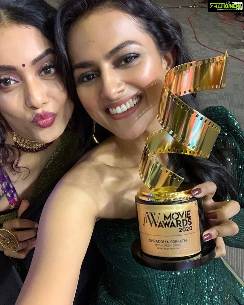 Abhirami Venkatachalam Instagram - My angel very happy for you ... you completely deserve this 💋💋 (best actress for NKP).... my support system and positive energy from NKP 💪🏼 my one and only darling @shraddhasrinath love you to the moon and back .... 💚 #NerkondaParvai #thala #jfwawards2020