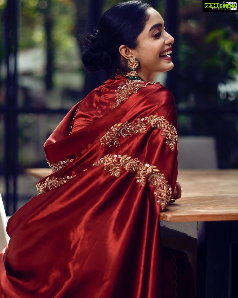 Abhirami Venkatachalam Instagram - Smile , it’s free therapy 💋 Outfit : @thehouseofsoka PC : @picturemakers_india Makeup: @steffhairandmakeup Hair: @pavihairandmakeup Jewelry:@rajatamaya