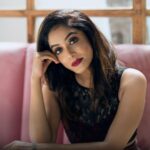 Abhirami Venkatachalam Instagram - Naan maranda kavidaigalai Munnum pinnum Muranpadithi Nyabagapaduthugirai En kavidai Inippu kadalaai Olikiradu Un idazhgalil 💋 #happyvalentinesday Bindi look just done for @artistrybyolivia darling.... shoot for my favourite team- Makeup- @artistrybyolivia Hair- @jayashree_hairstylist Photography- @prachuprashanth
