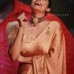 Abhirami Venkatachalam Instagram - Sometimes something’s are super funny that you can’t stop laughing .... life is one among that... laugh for negativity around you , laugh for useless comments by useless people , laugh at the entire world saying poda andavaney namma pakkam irukaan.... 💋 keep smiling spread positivity 🤗. Makeup- @kabooki_mua Hair- @jananirangadhurai Outfit&styling- @thehouseofsoka Jewellery- @rajatamaya Photography- @saficlickz