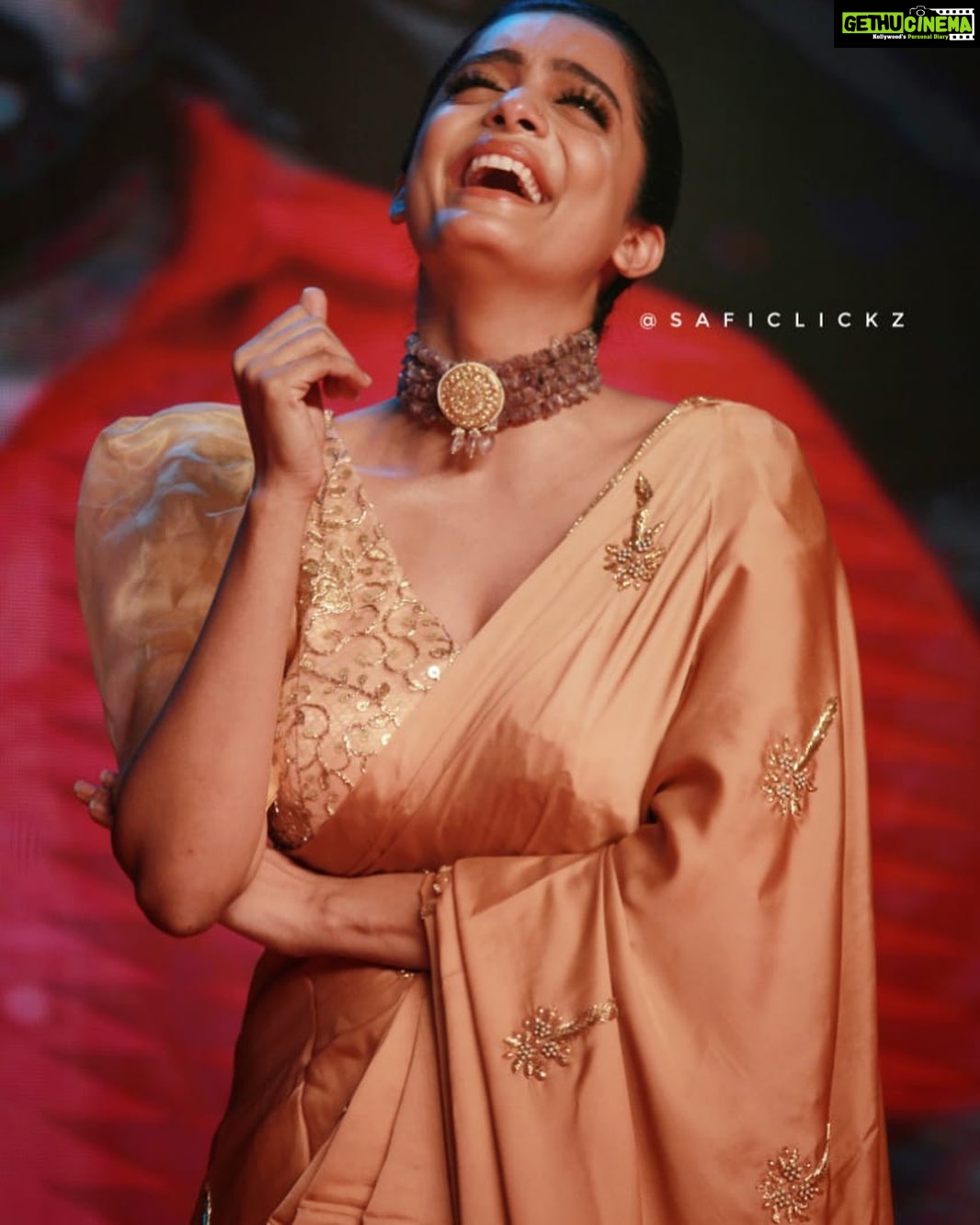 Abhirami Venkatachalam Instagram - Sometimes something’s are super funny that you can’t stop laughing .... life is one among that... laugh for negativity around you , laugh for useless comments by useless people , laugh at the entire world saying poda andavaney namma pakkam irukaan.... 💋 keep smiling spread positivity 🤗. Makeup- @kabooki_mua Hair- @jananirangadhurai Outfit&styling- @thehouseofsoka Jewellery- @rajatamaya Photography- @saficlickz