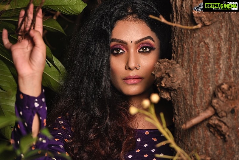 Abhirami Venkatachalam Instagram - Become one with the nature , nature has its own way to take you till the divine 💜 Photography- @theindianphotography Hair&makeup- @sridevirameshartist Outfit- @tamarachennai