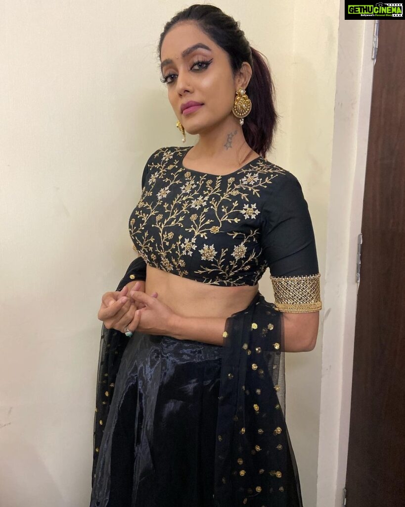Abhirami Venkatachalam Instagram - #smulemirchimusicawardssouth Thank you so much @mirchitamil for inviting me , had a great evening.... music heals anything and everything , so yes it was a complete healing session ♥️ @smulein 💋. Makeup: @glossy_makeove Hair: @sudas_makeover Wardrobe: @stay__slay my darlings thanks for the last minute help, the complete look was set in half hr ... my powerpuff girls 💋 love ya lot