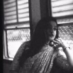 Abhirami Venkatachalam Instagram - நெரித்த திரைக்கடலில் நின்முகங் கண்டேன்🤍 #abhiramivenkatachalam #av (I don’t have the rights for this song , song is used for love we have for Bharathi🙏🏼) PS- meaning of the poem Among the crushing waves I saw your countenance. In the vast blue sky I saw your face. In the spreading foam I saw your face. The splashing bubbles showed your face too. While analyzing the clouds, I did not see anything other than your face. As you laugh I separated your hands, turned around and embraced you as I saw your face.✨♥️