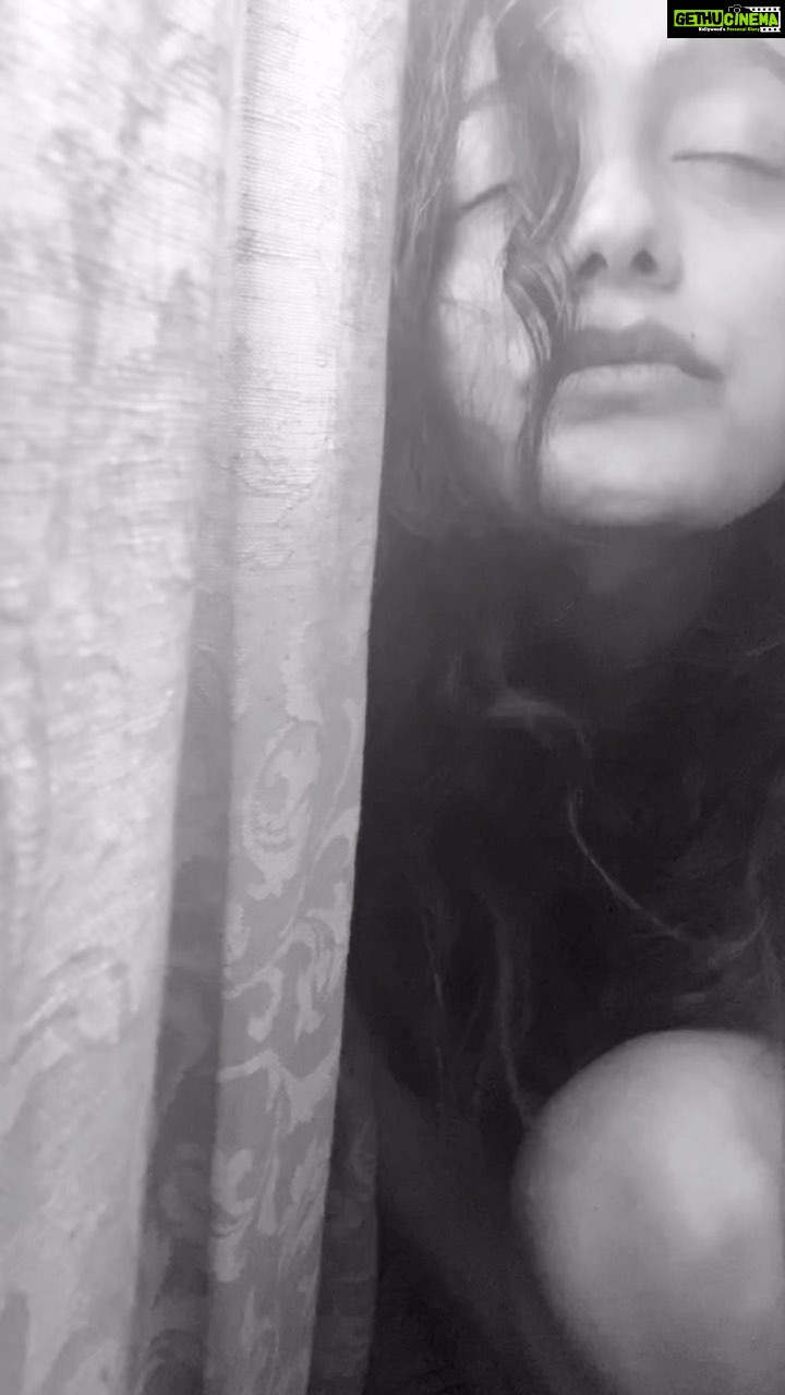 Abhirami Venkatachalam Instagram - I wanna be the only hand you ever need to hold ✨🤍 (pooavizhum- love for the song) #love #life #live #abhiramivenkatachalam #av #home