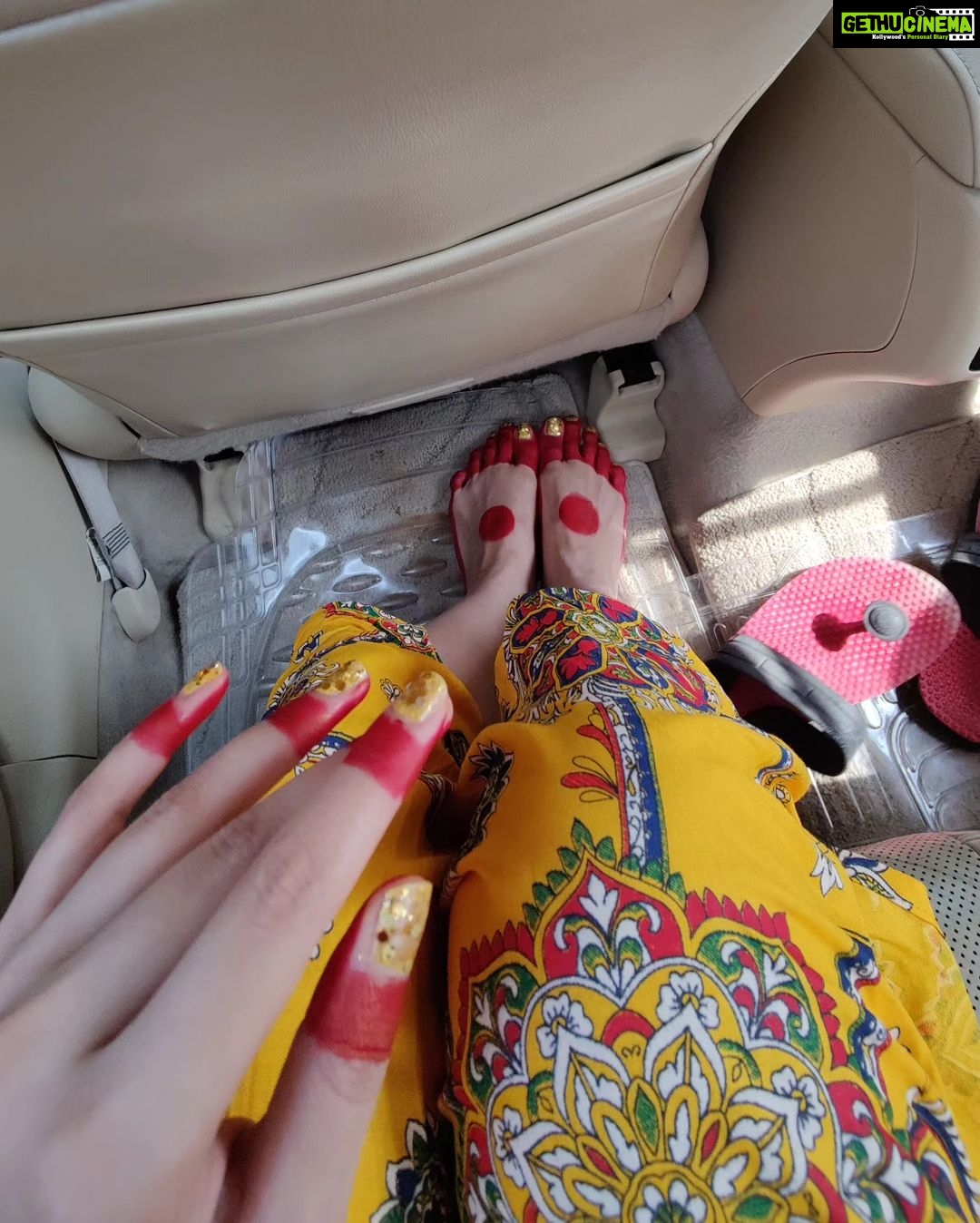 Adah Sharma Instagram - Bare feet ! I walked for Lakme fashion week today. Happy first day of Navratri ❤️ Yeh Saree nahi hai btw . This is a Mekhela Chador. I walked for @sanjukta_dutta_ What a lovely lovely human ! This is from her latest colection Sapoon which means dreams . Don't miss the Alta on the hands and feet 🫀 Waiting for professional pictures...tab tak yeh🤓 P.S.the Mekhela Chador is a traditional Assamese sarong traditionally worn by Assamese women. This is a modern twist to it with the trail 🤓❤️