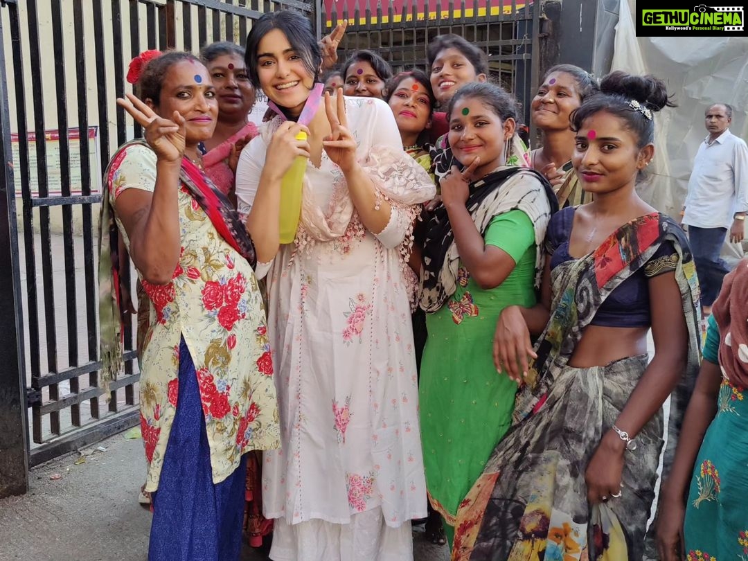 Adah Sharma Instagram - Blessings around the clock... TICK TOCK TICK TOCK TICK TOCK βπ°οΈπ«π«π« I promised I would share π« Dupatta and mask ke saath they found me π For those who haven't heard of 1920 , reenacting the tick tock tick tock scene from it in the last swipe ππ