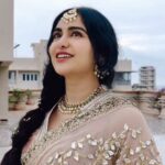 Adah Sharma Instagram - Kisne kaha main party nahi karti? main toh roz party karti hu 😁 miliye mere friends , pali hill ke kawon se 🐧 Now you know why all my photoshoots happen terrace pe 😁😁😁🤣🤣🤣🤣😁 #100YearsOfAdahSharma #adahsharma #crow #justcrowinaround P.s.Did you know that crows can recognise faces and they mate for life 😍😍😍😍