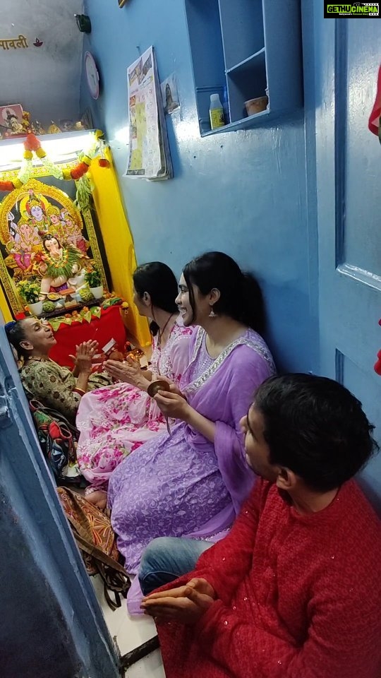 Adah Sharma Instagram - Was invited to two beautiful homes of ardent devotees for Ganpati today 😍 Mamta Tai and Rahul 🌺🐘🙏 श्री गणेश चतुर्थीच्या हार्दिक शुभेच्छा  😇🙏🏻🌸 P.S. see joy, peace , happiness , bhakti on Mamta tais face 😍 she's something everyone would aspire to be