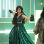 Adah Sharma Instagram - Apple ko kitne tukdey mein cut karna hai ? 🔪🍎🧟‍♂️#BewareOfAdahIfYouAreAnAppleOrATerrorist 😁 🧚‍♀️ @dimpleacharya_official 🙆‍♀️ @snehal_uk #100YearsOfAdahSharma #adahsharma