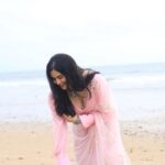 Adah Sharma Instagram – Actor Adah Sharma (@adah_ki_adah) invokes retro Bollywood glam in a light pink chiffon saree as she shoots for HT City Showstoppers by the beach on a rainy day. 

We teamed her chiffon saree with a chic emerald necklace and matching earrings by Naulakha (@naulakhajewellers) for a pop of green. 

Snehal (@snehal_uk) kept the makeup soft, subtle and fresh, perfect for a day look: light brown and peach eyeshadow, a hint of pink on the cheeks and nude lips. She styled her hair in loose, natural waves. 

PS: Don’t miss the surprise cameo! We didn’t have the heart to edit out Adah’s newfound friend who showed up unannounced at the beach 🐶 

Styling and Direction: Shara Ashraf (@sharaashraf)
Video: Smriti Jha (@photographsbysmriti)
Production: Shweta Sunny (@shweta__sunny), Zahera Kayanat (@kayanaaaaat)
Location courtesy: Novotel Juhu Mumbai (@novotel_juhu)
Saree: Summer by Priyanka Gupta (@summerbypriyankagupta)
Blouse: ashagautam (@ashagautamofficial)
Florist: @ringarosesofficial1 
Special Thanks to team Adah Sharma:

Business Manager: Asira (@asira.09)
Hair stylist: Snehal Chandorkar (@snehal_uk)
Spot Boy: Jagat Padam Singh (@jagats38)
Artist Management: Namita Rajhans (@namita_rajhans_), Shimmer Entertainment (@shimmerentertainment)