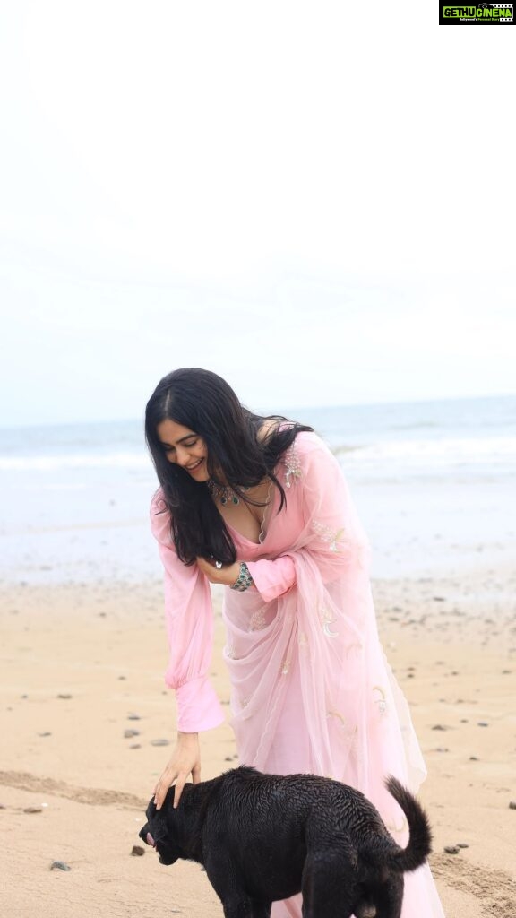Adah Sharma Instagram - Actor Adah Sharma (@adah_ki_adah) invokes retro Bollywood glam in a light pink chiffon saree as she shoots for HT City Showstoppers by the beach on a rainy day. We teamed her chiffon saree with a chic emerald necklace and matching earrings by Naulakha (@naulakhajewellers) for a pop of green. Snehal (@snehal_uk) kept the makeup soft, subtle and fresh, perfect for a day look: light brown and peach eyeshadow, a hint of pink on the cheeks and nude lips. She styled her hair in loose, natural waves. PS: Don’t miss the surprise cameo! We didn’t have the heart to edit out Adah’s newfound friend who showed up unannounced at the beach 🐶 Styling and Direction: Shara Ashraf (@sharaashraf) Video: Smriti Jha (@photographsbysmriti) Production: Shweta Sunny (@shweta__sunny), Zahera Kayanat (@kayanaaaaat) Location courtesy: Novotel Juhu Mumbai (@novotel_juhu) Saree: Summer by Priyanka Gupta (@summerbypriyankagupta) Blouse: ashagautam (@ashagautamofficial) Florist: @ringarosesofficial1 Special Thanks to team Adah Sharma: Business Manager: Asira (@asira.09) Hair stylist: Snehal Chandorkar (@snehal_uk) Spot Boy: Jagat Padam Singh (@jagats38) Artist Management: Namita Rajhans (@namita_rajhans_), Shimmer Entertainment (@shimmerentertainment)