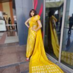 Adah Sharma Instagram - Bare feet ! I walked for Lakme fashion week today. Happy first day of Navratri ❤️ Yeh Saree nahi hai btw . This is a Mekhela Chador. I walked for @sanjukta_dutta_ What a lovely lovely human ! This is from her latest colection Sapoon which means dreams . Don't miss the Alta on the hands and feet 🫀 Waiting for professional pictures...tab tak yeh🤓 P.S.the Mekhela Chador is a traditional Assamese sarong traditionally worn by Assamese women. This is a modern twist to it with the trail 🤓❤️
