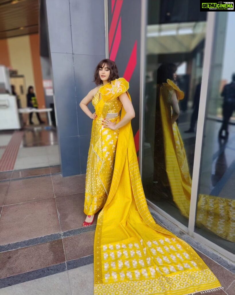 Adah Sharma Instagram - Bare feet ! I walked for Lakme fashion week today. Happy first day of Navratri ❤️ Yeh Saree nahi hai btw . This is a Mekhela Chador. I walked for @sanjukta_dutta_ What a lovely lovely human ! This is from her latest colection Sapoon which means dreams . Don't miss the Alta on the hands and feet 🫀 Waiting for professional pictures...tab tak yeh🤓 P.S.the Mekhela Chador is a traditional Assamese sarong traditionally worn by Assamese women. This is a modern twist to it with the trail 🤓❤️