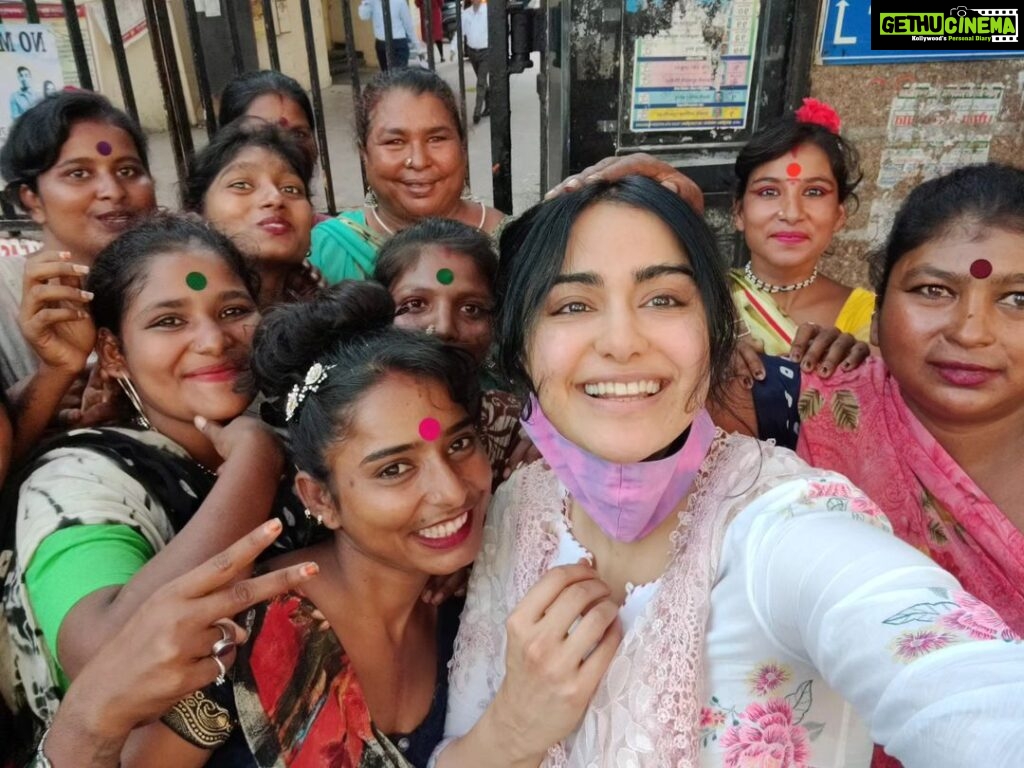 Adah Sharma Instagram - Blessings around the clock... TICK TOCK TICK TOCK TICK TOCK ⌛🕰️🫀🫀🫀 I promised I would share 🫀 Dupatta and mask ke saath they found me 😍 For those who haven't heard of 1920 , reenacting the tick tock tick tock scene from it in the last swipe 😘😘