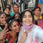 Adah Sharma Instagram - Blessings around the clock... TICK TOCK TICK TOCK TICK TOCK ⌛🕰️🫀🫀🫀 I promised I would share 🫀 Dupatta and mask ke saath they found me 😍 For those who haven't heard of 1920 , reenacting the tick tock tick tock scene from it in the last swipe 😘😘