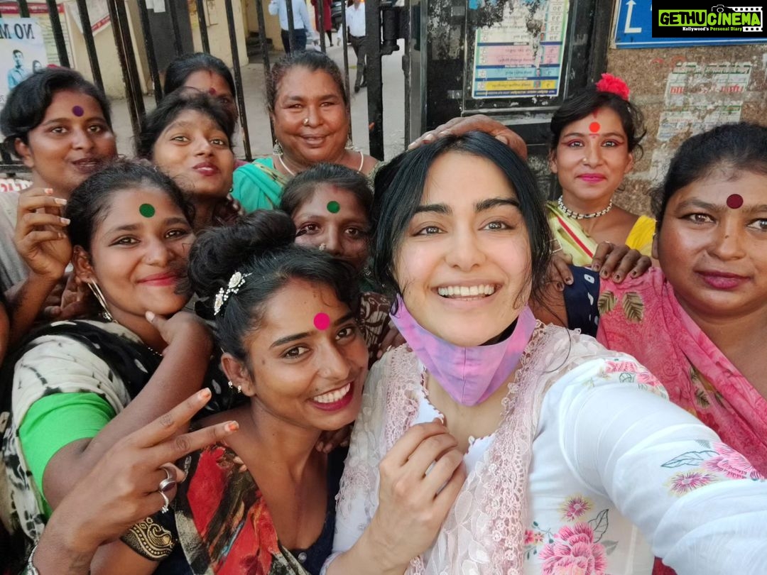 Adah Sharma Instagram - Blessings around the clock... TICK TOCK TICK TOCK TICK TOCK βπ°οΈπ«π«π« I promised I would share π« Dupatta and mask ke saath they found me π For those who haven't heard of 1920 , reenacting the tick tock tick tock scene from it in the last swipe ππ