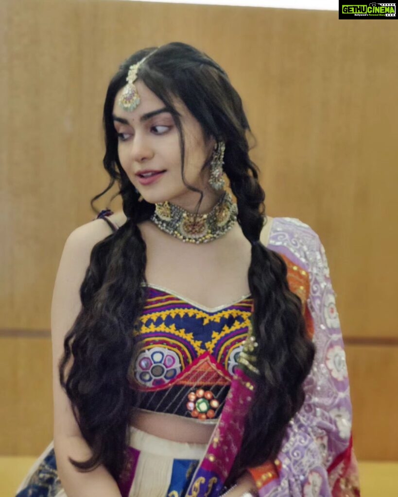 Adah Sharma Instagram - Will you be my dance partner ? SWIPE to see if you fit criteria 🐾 . @pankhidabilaspur Styled by @manisha_khandwal_kore Outfit by @mannslegacy Jewelry by @anupa_tulsi_jewellers Hair @snehal_uk Makeup @adah_ki_radha Pics on stage @mypix_lshots Bilaspur, Chhattisgarh