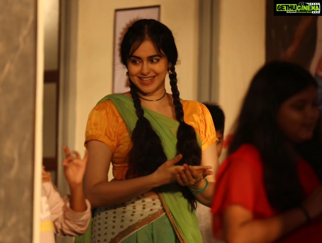 Adah Sharma Instagram - 3 din aur 4 ghante mein aap kitne samose kha sakte ho?Β Samose Khao, barish mein dance Karo , kissi ko na chedo , na satao aur #KaliKaliZulfonKe dekho , suno aur enjoy KaroΒ β€οΈππββ¬πππ₯·π€π€π€π€ #tseries #BhushanKumar @ghuggss @jubin_nautiyal @rochakkohli @theofficialnusrat @abhishek_as_it_is @adil_choreographer @rajchanana @shivamchanana @sanjoyd