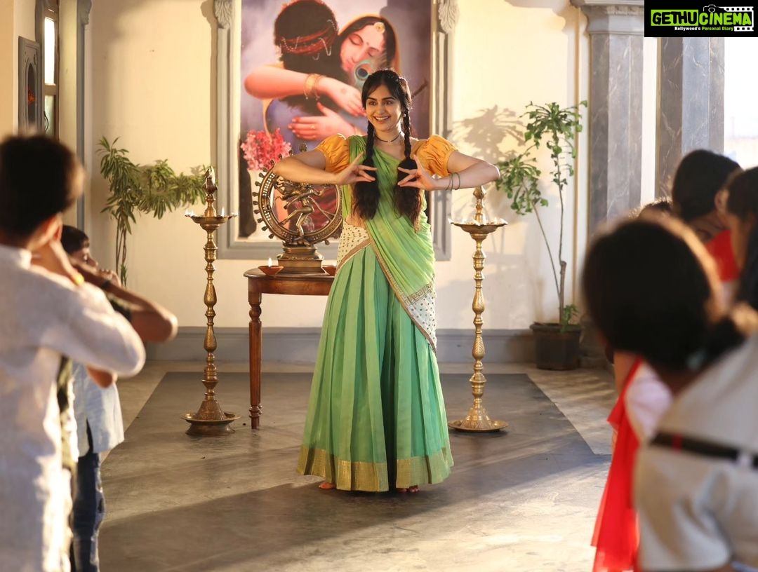 Adah Sharma Instagram - 3 din aur 4 ghante mein aap kitne samose kha sakte ho?Β Samose Khao, barish mein dance Karo , kissi ko na chedo , na satao aur #KaliKaliZulfonKe dekho , suno aur enjoy KaroΒ β€οΈππββ¬πππ₯·π€π€π€π€ #tseries #BhushanKumar @ghuggss @jubin_nautiyal @rochakkohli @theofficialnusrat @abhishek_as_it_is @adil_choreographer @rajchanana @shivamchanana @sanjoyd