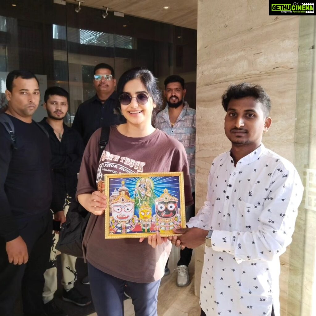 Adah Sharma Instagram - @adah_ki_adah Madam, It's a pleasure for us to meet you ❤️ today!!! you are very kind and humble 😍person. And thank you so much for 🤗 fulfilling my 15 year old dream !!! I will always be grateful to you🙏🙏🙏 Thank you so much for those lovely videos @snehal_uk madam 😍