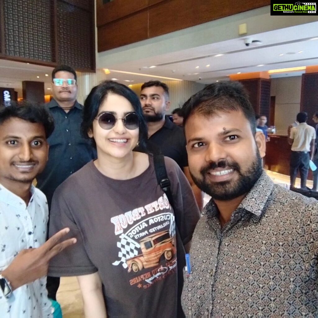 Adah Sharma Instagram - @adah_ki_adah Madam, It's a pleasure for us to meet you ❤️ today!!! you are very kind and humble 😍person. And thank you so much for 🤗 fulfilling my 15 year old dream !!! I will always be grateful to you🙏🙏🙏 Thank you so much for those lovely videos @snehal_uk madam 😍