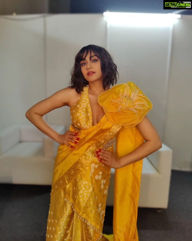Adah Sharma Instagram - Bare feet ! I walked for Lakme fashion week today. Happy first day of Navratri ❤️ Yeh Saree nahi hai btw . This is a Mekhela Chador. I walked for @sanjukta_dutta_ What a lovely lovely human ! This is from her latest colection Sapoon which means dreams . Don't miss the Alta on the hands and feet 🫀 Waiting for professional pictures...tab tak yeh🤓 P.S.the Mekhela Chador is a traditional Assamese sarong traditionally worn by Assamese women. This is a modern twist to it with the trail 🤓❤️