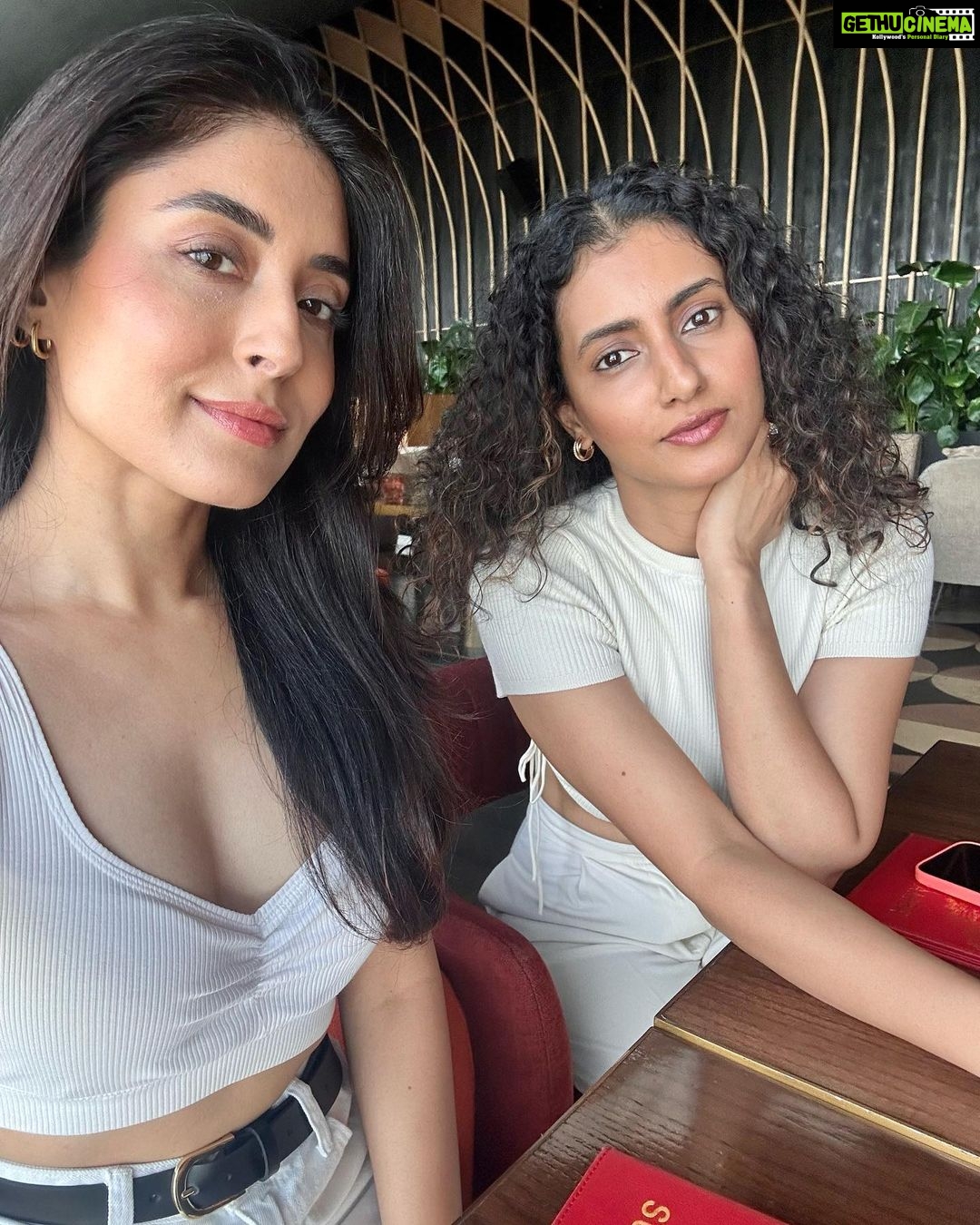 Additi Gupta Instagram - Twice the love, half the sleep 🍸✨ @kkamra #whiteonwhite