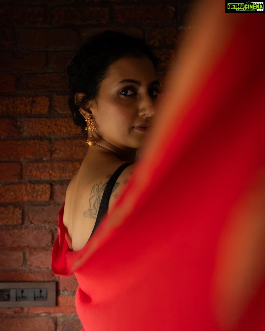 Additi Gupta Instagram - Six yards of joy 🥀 📸 by @rasshi_ganeriwal