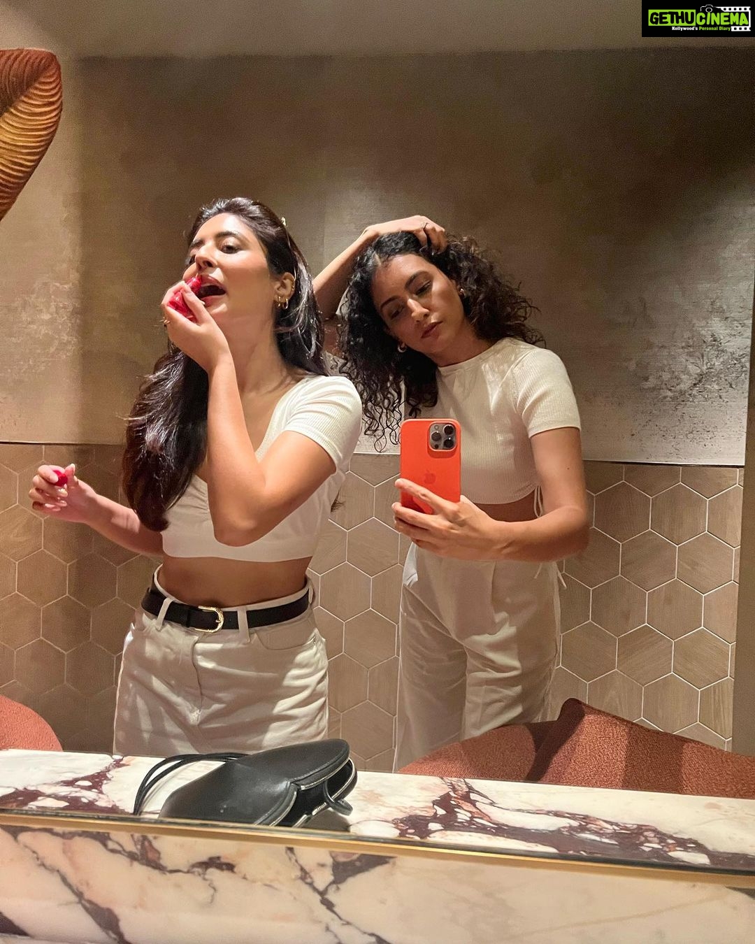 Additi Gupta Instagram - Twice the love, half the sleep 🍸✨ @kkamra #whiteonwhite