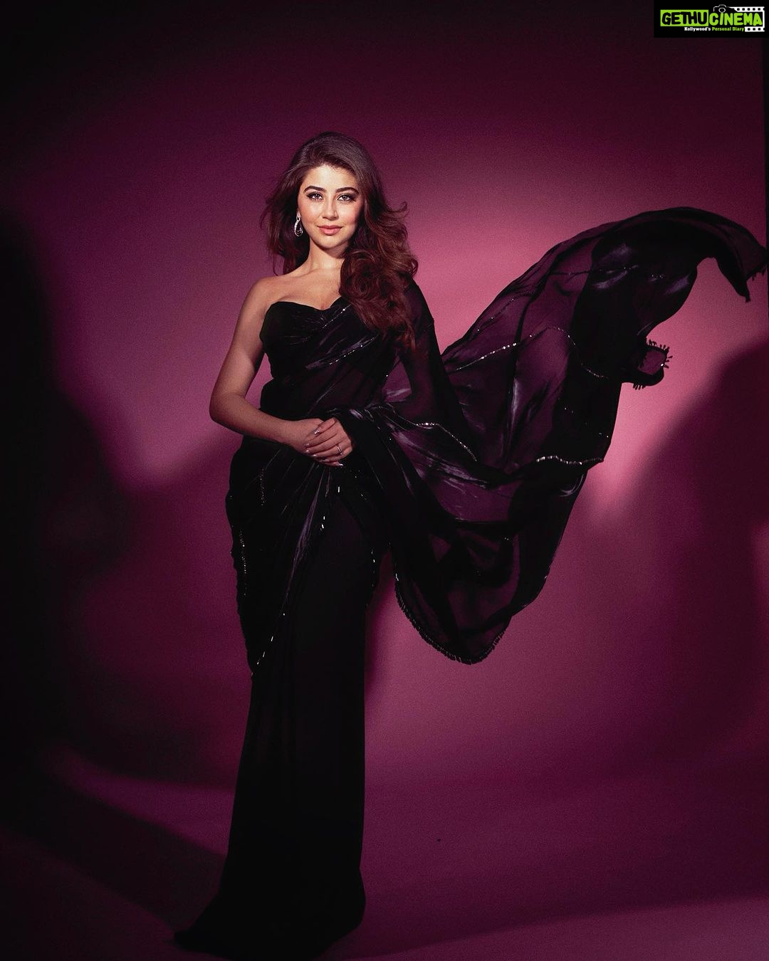 Aditi Bhatia Instagram - you cannot change the cards you’re dealt, just the way you play the hand 🃏🪄 Last night for Lokmat Awards 🖤 MUA : @dellsi.mody Hair by : @shreyakiritmakeupandhair Shot by @dieppj Styled by @stylebykayal outfit @kalkifashion jewelry by @darshanaasanjanaajewellers heels by @londonrag_in assisted by @yashtikaasharmaa