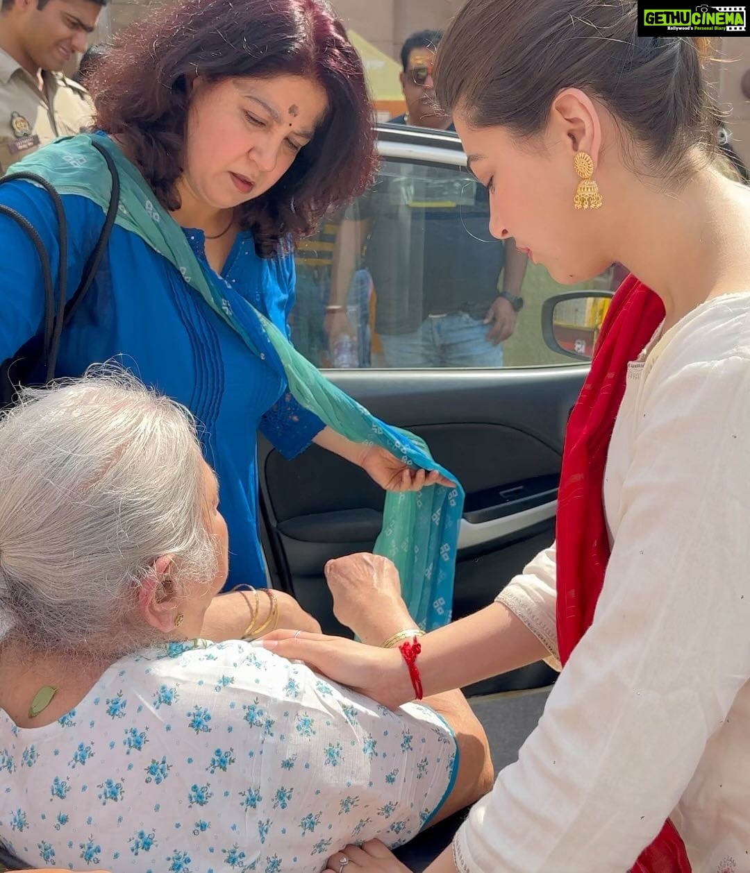 Aditi Bhatia Instagram - बनारस ❤️ Kashi Vishwanath Temple